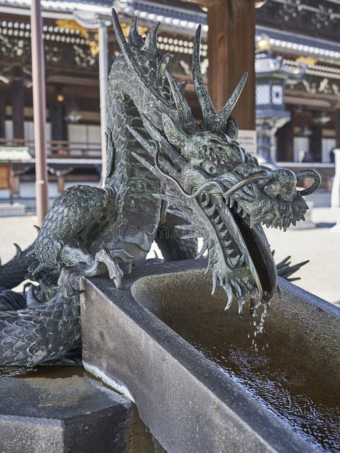 Une eau fournisseuse de dragon à la fontaine de purification image stock Une eau fournisseuse de dragon à la fontaine de purification image stock