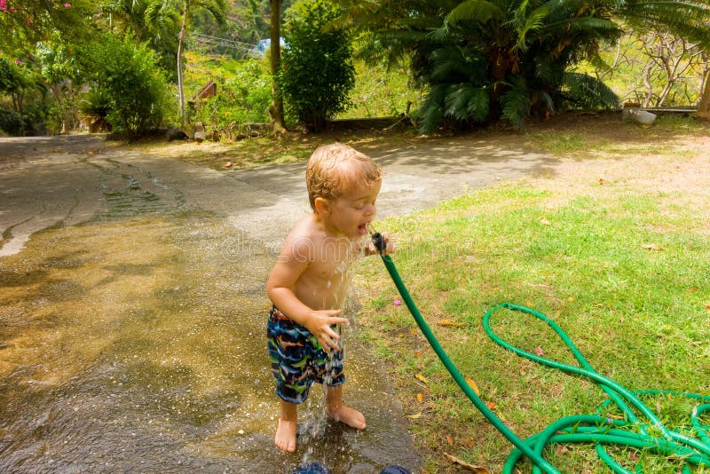 Une eau potable d'enfant en bas âge d'un tuyau images libres de droits Une eau potable d'enfant en bas âge d'un tuyau images libres de droits