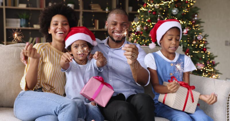 Une famille africaine heureuse brille au bengale pour fêter le nouvel an