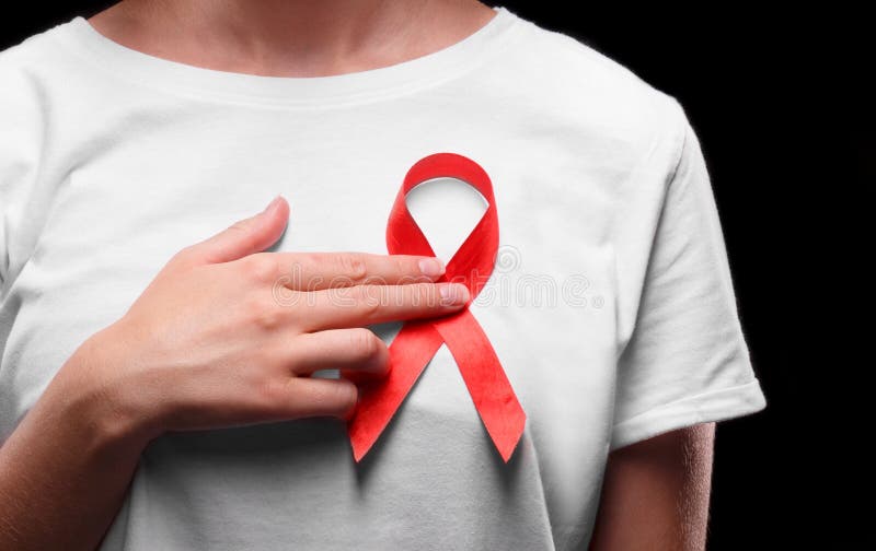 Solidarité Avec Des Personnes Avec Le SIDA Une Femme De Sourire Avec Un Ruban  Rouge Sur Un T-shirt Sur Un Fond Noir Conscience De Image stock - Image du  maladie, paume: 99445297