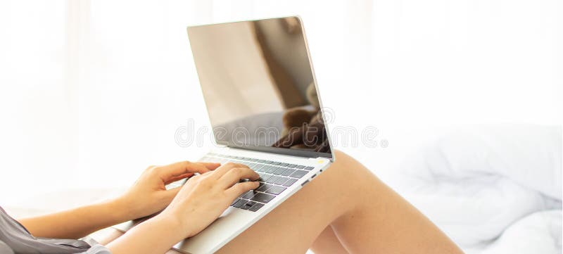 Une Femme à L'aide De L'ordinateur Portable Dans La Chambre à Coucher Photo  stock - Image du portable, assez: 153339288