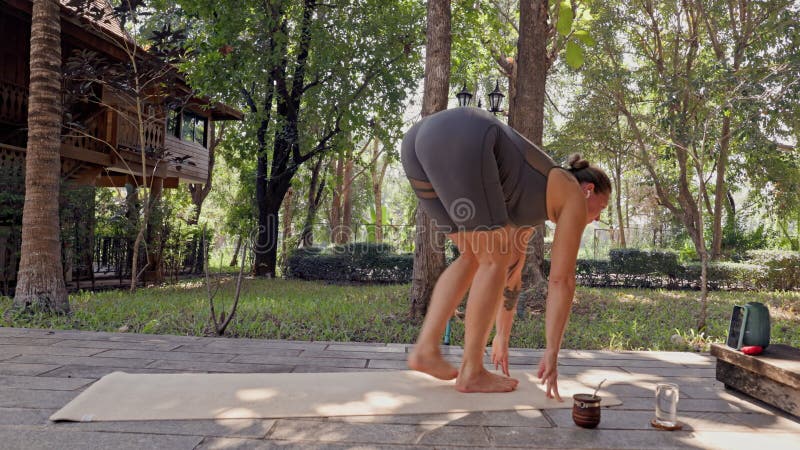 Jeune adulte femelle dans tenue de sport Faire yoga dans le parc