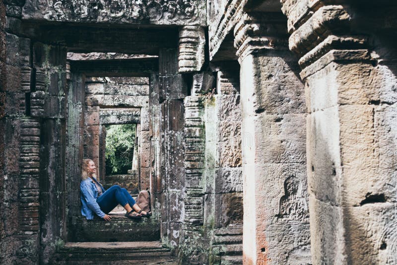 Une femme blonde caucasienne découvrant les ruines du temple d'Angkor Vat à Siem Reap, Cambodge photo libre de droits Une femme blonde caucasienne découvrant les ruines du temple d'Angkor Vat à Siem Reap, Cambodge photo libre de droits