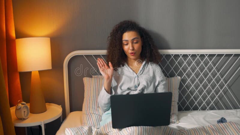 Une femme brune bouchée utilise un ordinateur portable banque de vidéos