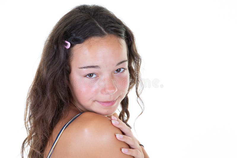Une femme brune à la mode coiffeuse à la mode aux cheveux longs aux cheveux bouclés Une fille mannequin en train de poser en stud images stock Une femme brune à la mode coiffeuse à la mode aux cheveux longs aux cheveux bouclés Une fille mannequin en train de poser en stud images stock