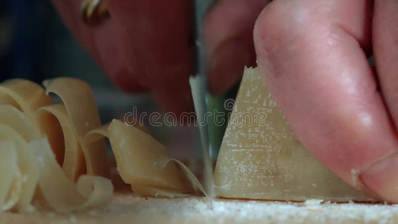 Une femme coud un savon sur une planche à découper en bois banque de vidéos