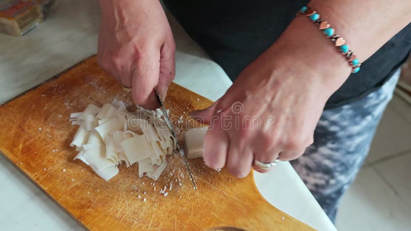 Une femme coud un savon sur une planche à découper en bois clips vidéos