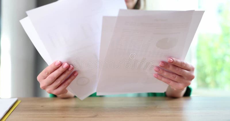 Une femme d'affaires détient des documents d'affaires sur le concept de bureau banque de vidéos