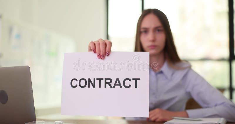 Une femme d'affaires tient en main des documents de contrat papier banque de vidéos