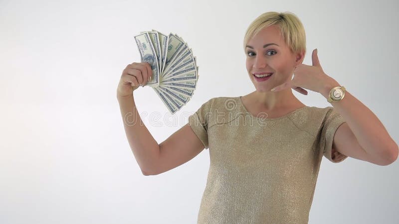 Une femme d'affaires tient l'argent entre ses mains. clips vidéos