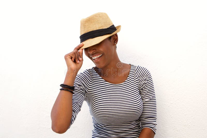 Une femme d'afro-américain souriant avec le chapeau images libres de droits Une femme d'afro-américain souriant avec le chapeau images libres de droits