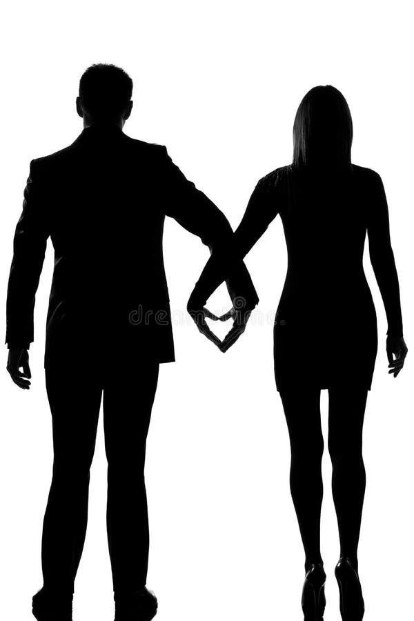 Une femme d'homme de couples d'amoureux marchant main dans la main