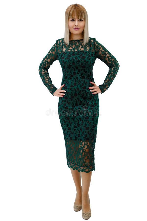 Une femme dans une robe verte se tient sur un fond blanc photo libre de droits Une femme dans une robe verte se tient sur un fond blanc photo libre de droits