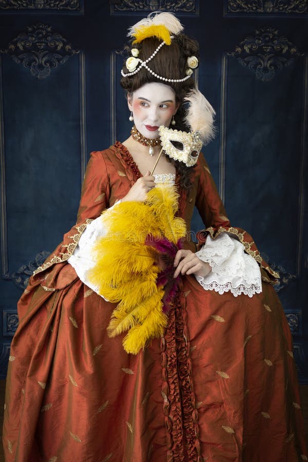 Une Femme Du Xviiie Siecle a L aide D une Robe Un Francaise De La Retenue Et D un Ventilateur Et D un Masque. Image stock Image du histoire dame 201201271