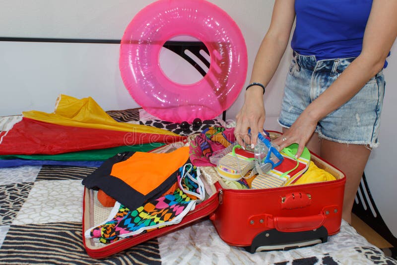 Une femme emballant un bagage pour un nouveau voyage image libre de droits Une femme emballant un bagage pour un nouveau voyage image libre de droits