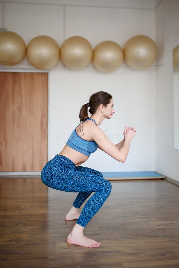 Une Femme En Sportswear Est Engag e Dans Des Pilates Faisant Des