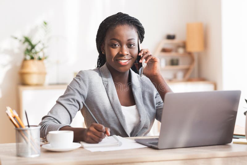 Femme écrivain Taper L'histoire Sur Le Clavier D'ordinateur Portable.  Fermeture De La Vue Côté Main. Banque De Vidéos - Vidéo du affaires,  transmission: 268498032