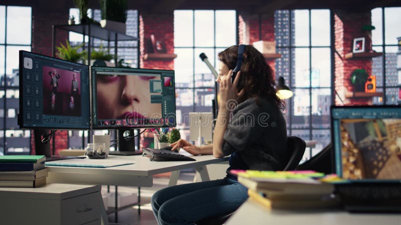 Une femme experte travaille avec un logiciel de retouche photo clips vidéos