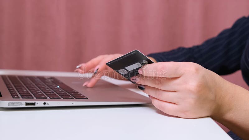 Une femme fait des affaires à travers le closeup internet. banque de vidéos