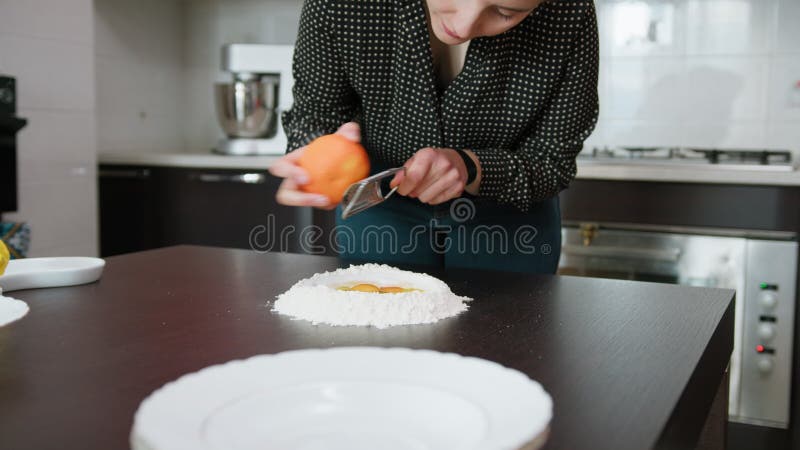 Une Femme Fait Du Gâteau Avec De L'Orange Peel Dans La Pâte clips vidéos