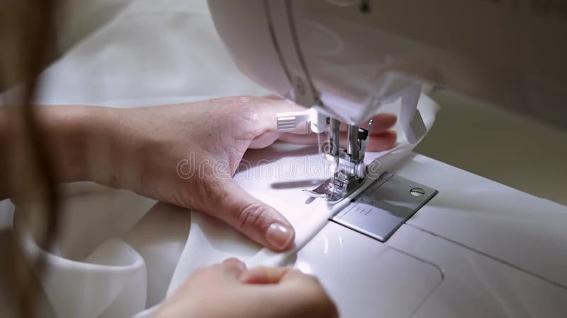 Une femme fait un modèle. Elle utilise des aiguilles qui vont fixer temporairement le tissu. Une femme coud le tissu à l'aide d'un clips vidéos