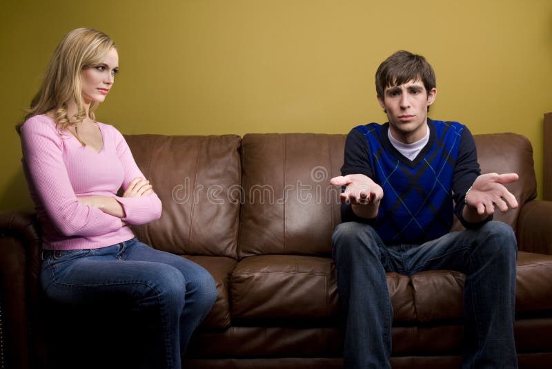 Une femme fâchée regarde son amoureux photo libre de droits Une femme fâchée regarde son amoureux photo libre de droits