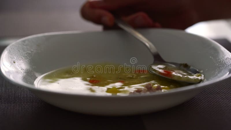 Une femme mange une délicieuse soupe jaune très vite vue clips vidéos