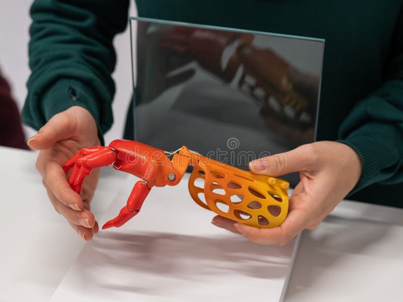 Une Femme Montre Une Main Prothèse Enfant En Plastique Imprimée Sur Une  Imprimante 3d. Photo stock - Image du doigt, futuriste: 250445574