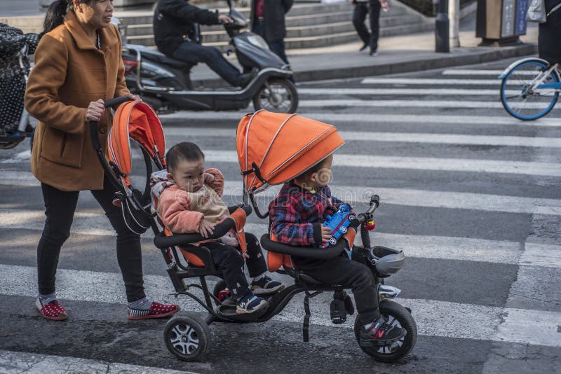 Un Homme Pousse Une Voiture D'enfant Devant Lui. Père Avec Un Enfant En  Promenade Autour Du Quartier. Pour S'occuper De L'éducatio Photo stock -  Image du adulte, chariot: 177053298