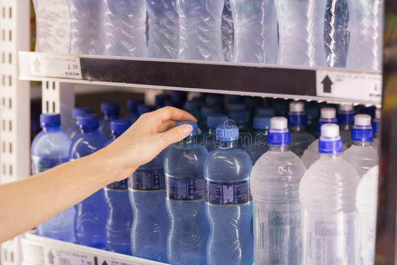 Une femme prenant une bouteille d'eau photos stock Une femme prenant une bouteille d'eau photos stock