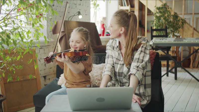 Maman Surprise Regardant Un Ordinateur Portable Avec Sa Petite Fille, Elles  Sont Assises Sur Un Canapé Dans Le Salon