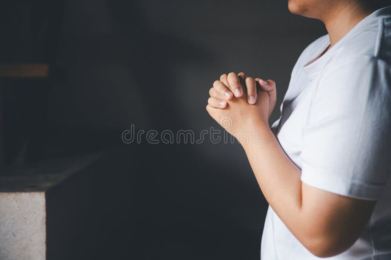 Une femme s'agenouillant pour prier pour le culte Dieu à la maison. Les chrétiens prient jésus christ pour le calme. les gens ont image libre de droits