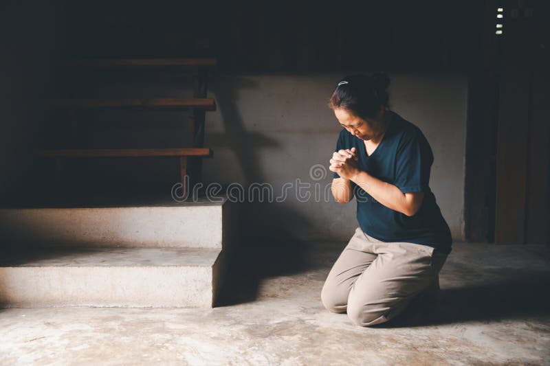 Une femme s'agenouillant pour prier pour le culte Dieu à la maison. Les chrétiens prient jésus christ pour le calme. les gens ont images libres de droits