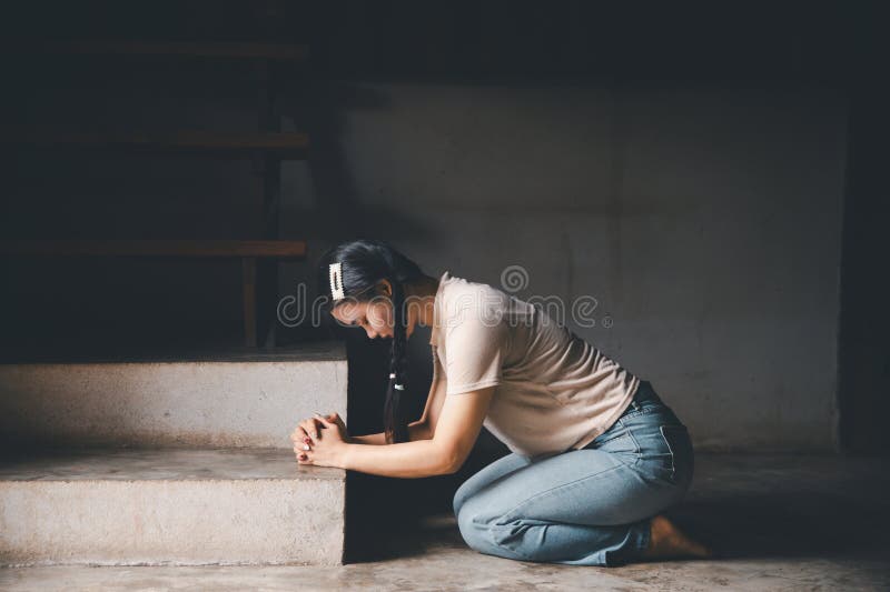 Une femme s'agenouillant pour prier pour le culte Dieu à la maison. Les chrétiens prient jésus christ pour le calme. les gens ont images stock