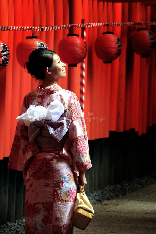 Une femme s'est habillée dans la robe traditionnelle de Japonais au tombeau de Fushimi-Inari