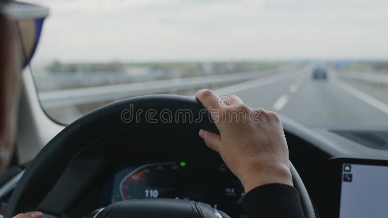 Une femme se rend au volant ou se déplace en voiture sur une autoroute quelque part en Europe. Route bien entretenue entre colline banque de vidéos