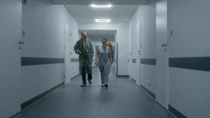 Une femme se rend dans le couloir du centre médical pour parler à un médecin africain américain