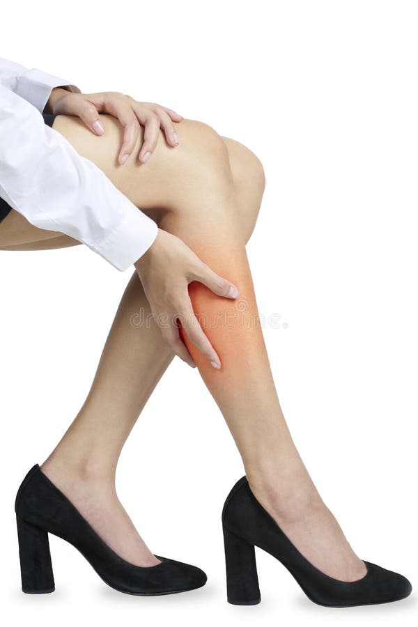 Une femme tenant son veau en douleur, avec le rouge accentué sur le secteur de douleur sur un fond blanc photo libre de droits Une femme tenant son veau en douleur, avec le rouge accentué sur le secteur de douleur sur un fond blanc photo libre de droits