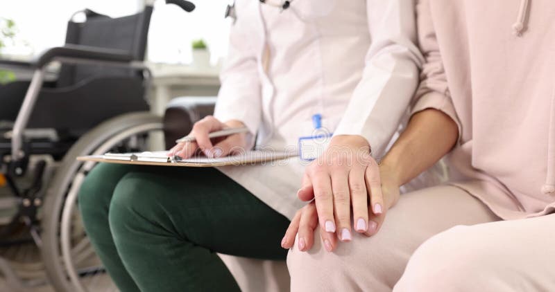 Une femme tient le patient à écrire des notes médicales sur le presse-papiers clips vidéos