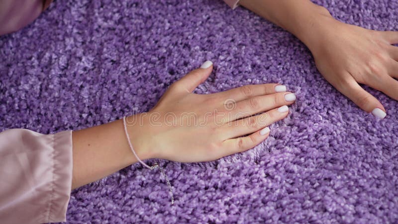 Une femme touchant la main violet Tapis intérieur en polypropylène. banque de vidéos