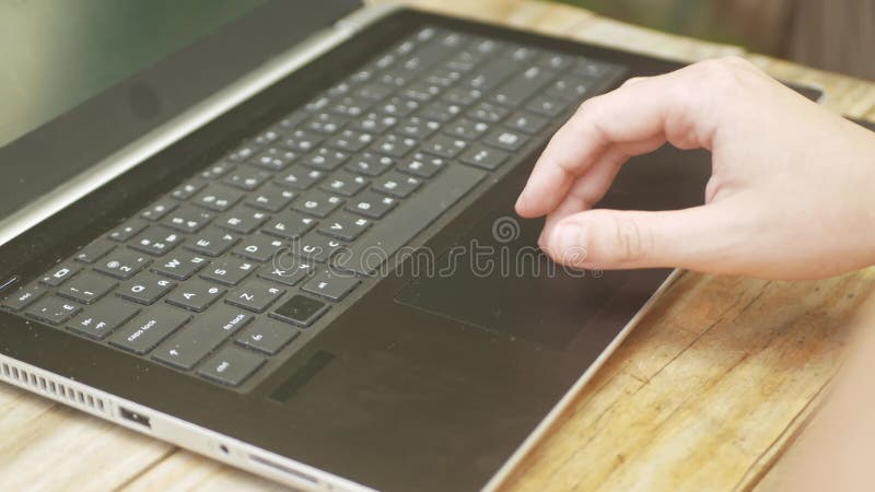 Une femme utilise un ordinateur portable dans la rue. extérieur. communication nature avec des amis. réseaux sociaux internet banque de vidéos