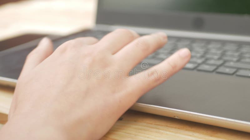 Une femme utilise un ordinateur portable dans la rue. extérieur une table en bois dans la cour de la maison. communication de natu clips vidéos