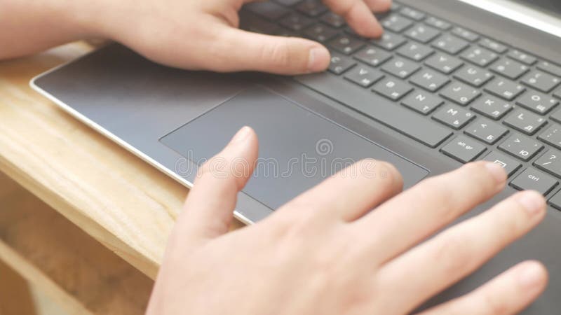 Une femme utilise un ordinateur portable dans la rue. extérieur une table en bois dans la cour de la maison. communication de natu clips vidéos