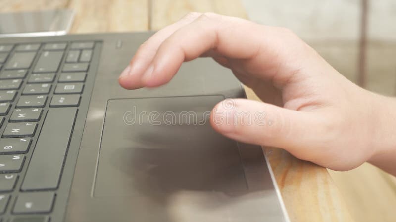 Une femme utilise un ordinateur portable dans la rue. extérieur une table en bois dans la cour de la maison. communication de natu banque de vidéos