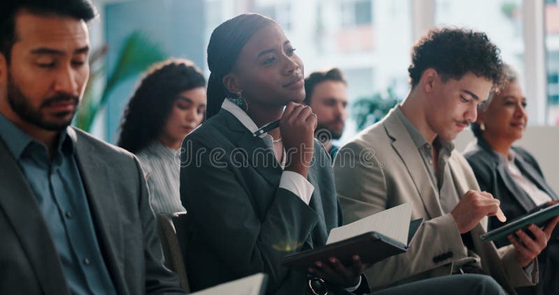 Une femme écoute et se réjouit de l'ordinateur portable à la convention pour la présentation de formation ou l'examen en entrepris banque de vidéos