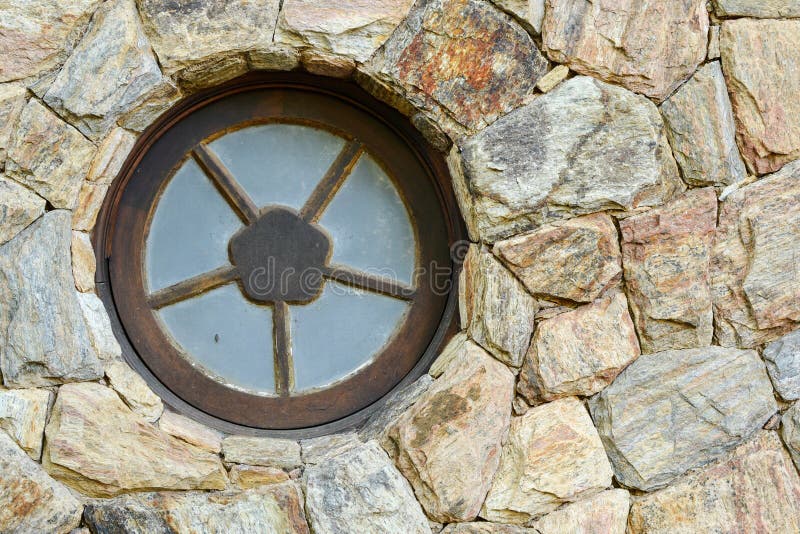 Une fenêtre ronde sur le mur en pierre photo libre de droits Une fenêtre ronde sur le mur en pierre photo libre de droits