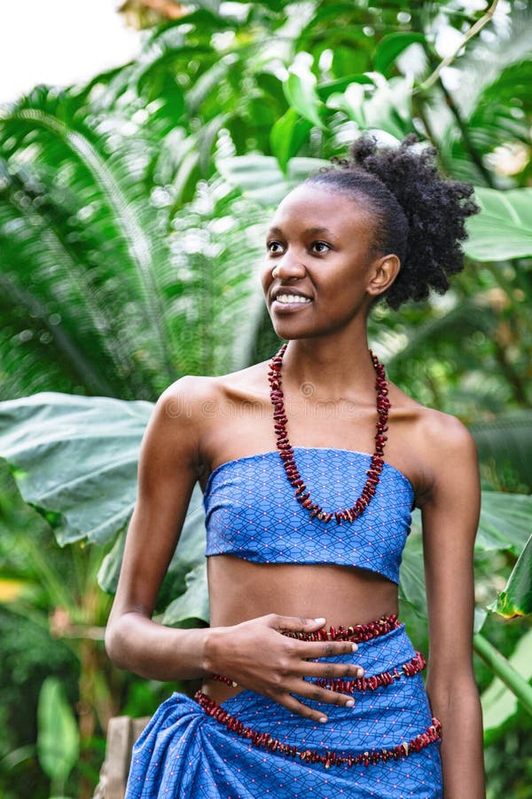 Une Fille Africaine En Tenue Nationale Dans La Jungle Verte Photo Stock Image Du Bracelet