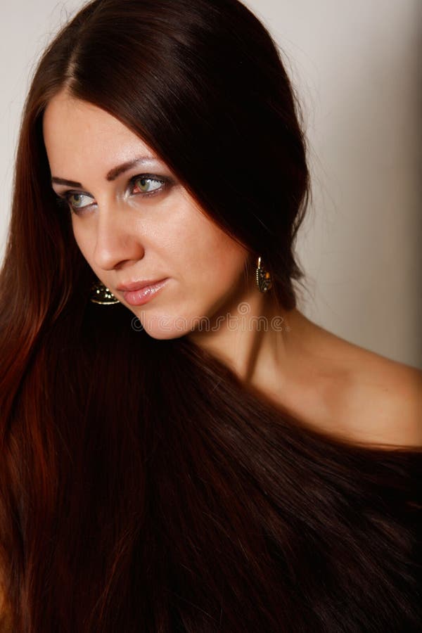 Une fille avec de longs cheveux. image stock Une fille avec de longs cheveux. image stock