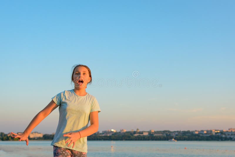 Une fille avec des émotions effrayées s'est sauvée images libres de droits Une fille avec des émotions effrayées s'est sauvée images libres de droits