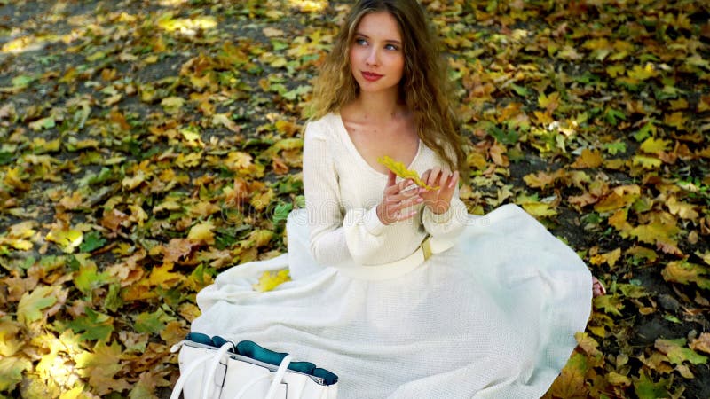 Une fille d'automne dans le style de mode et de mode de vie clips vidéos